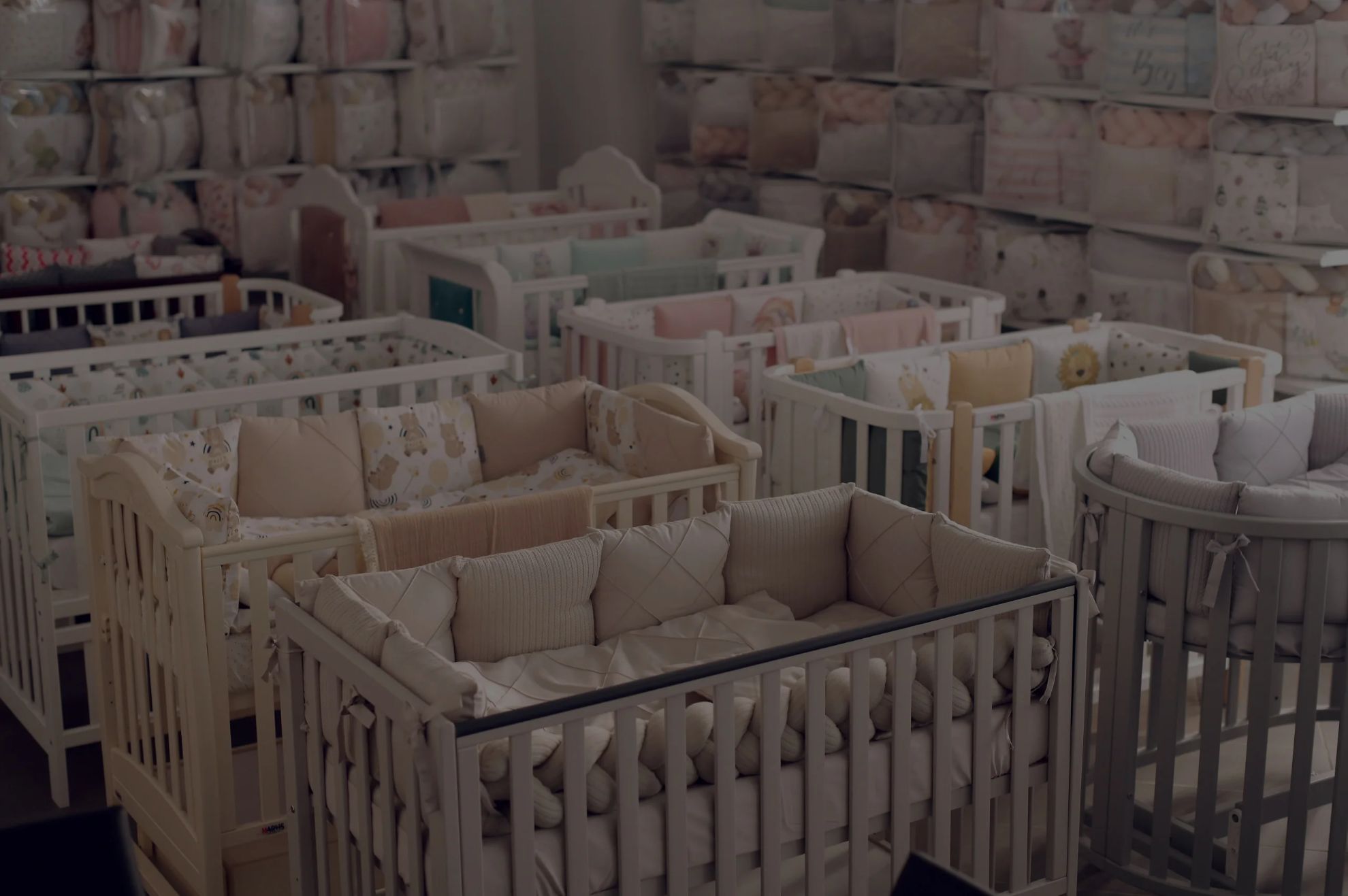 Pătuțuri din lemn masiv – modele variate, calitate garantată.